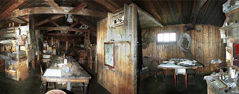 Fotografía moderna del refugio de la misión en el cabo Evans. Wikimedia Commons